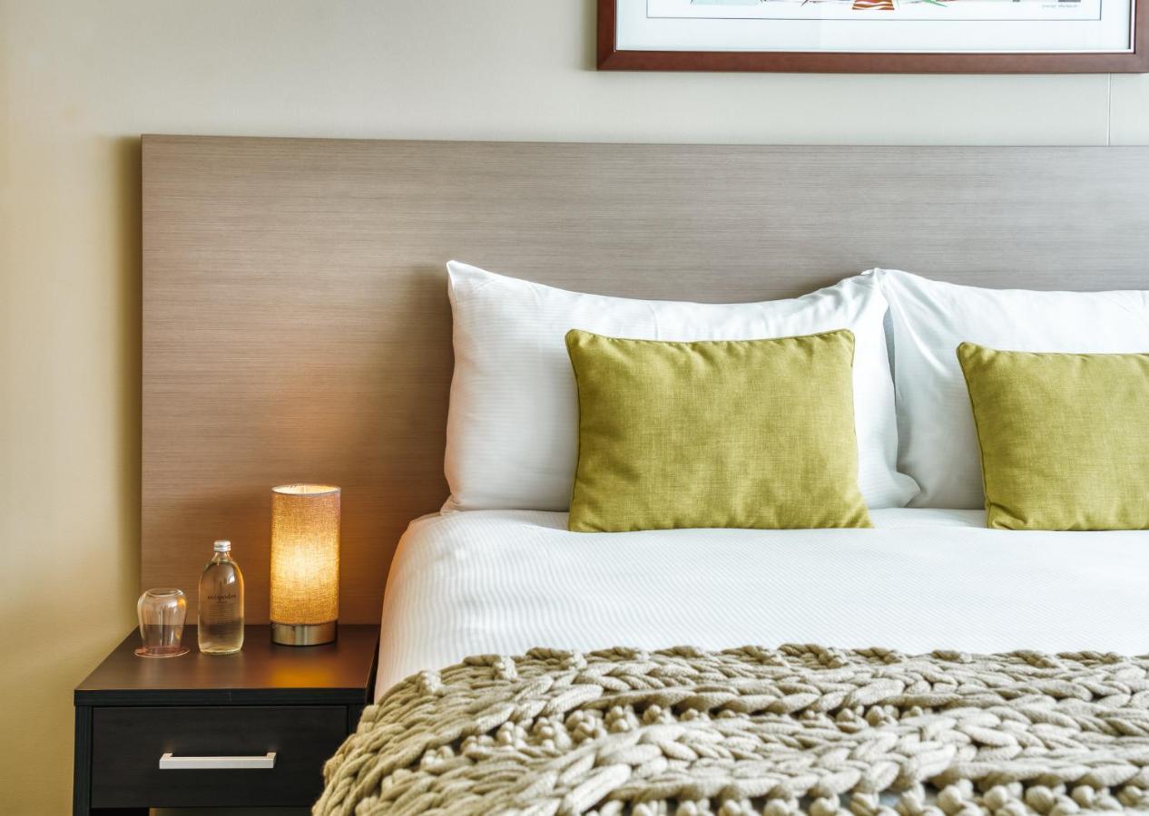 The Point Brisbane Hotel Экстерьер фото A bed with a throw