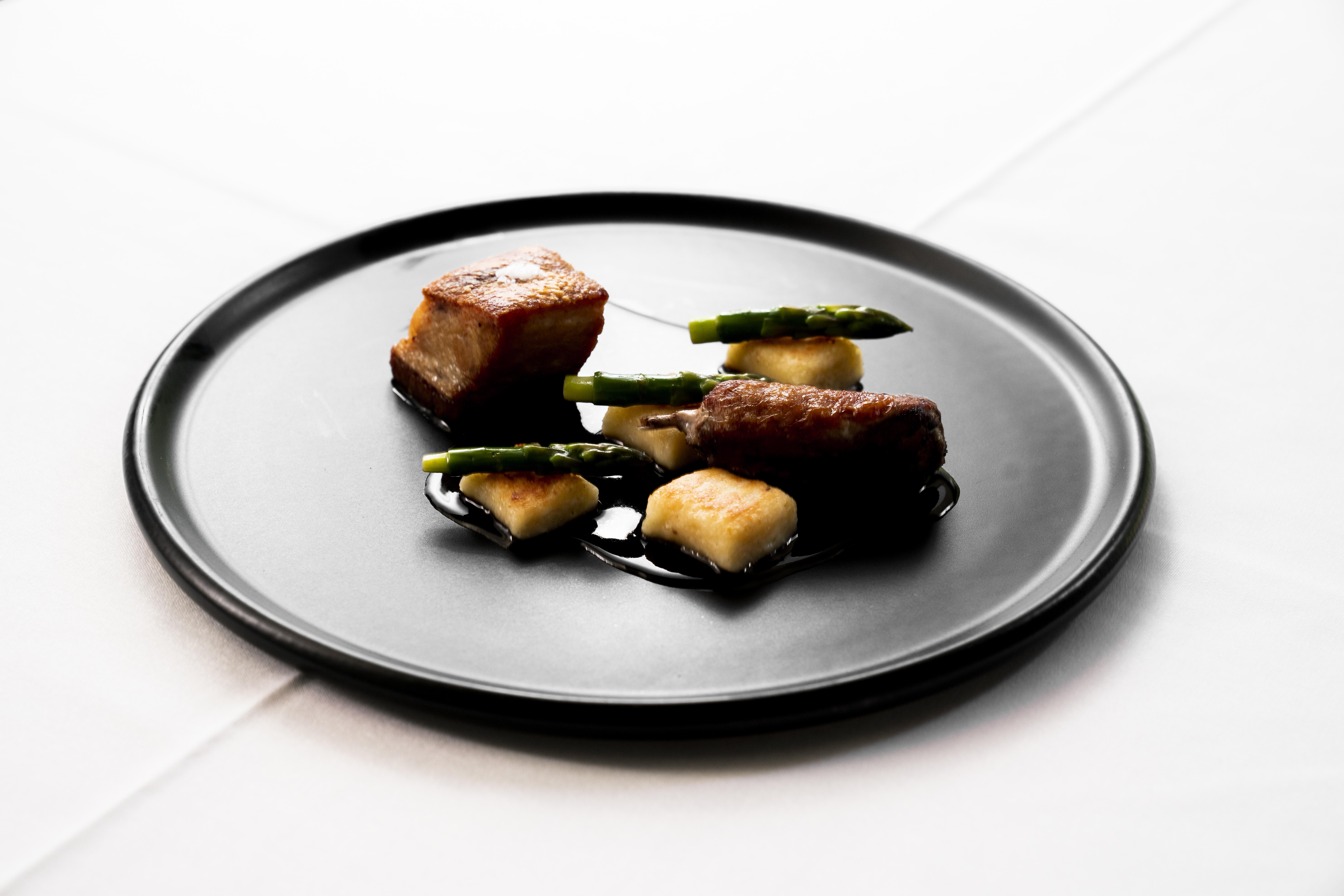The Point Brisbane Hotel Экстерьер фото A black plate