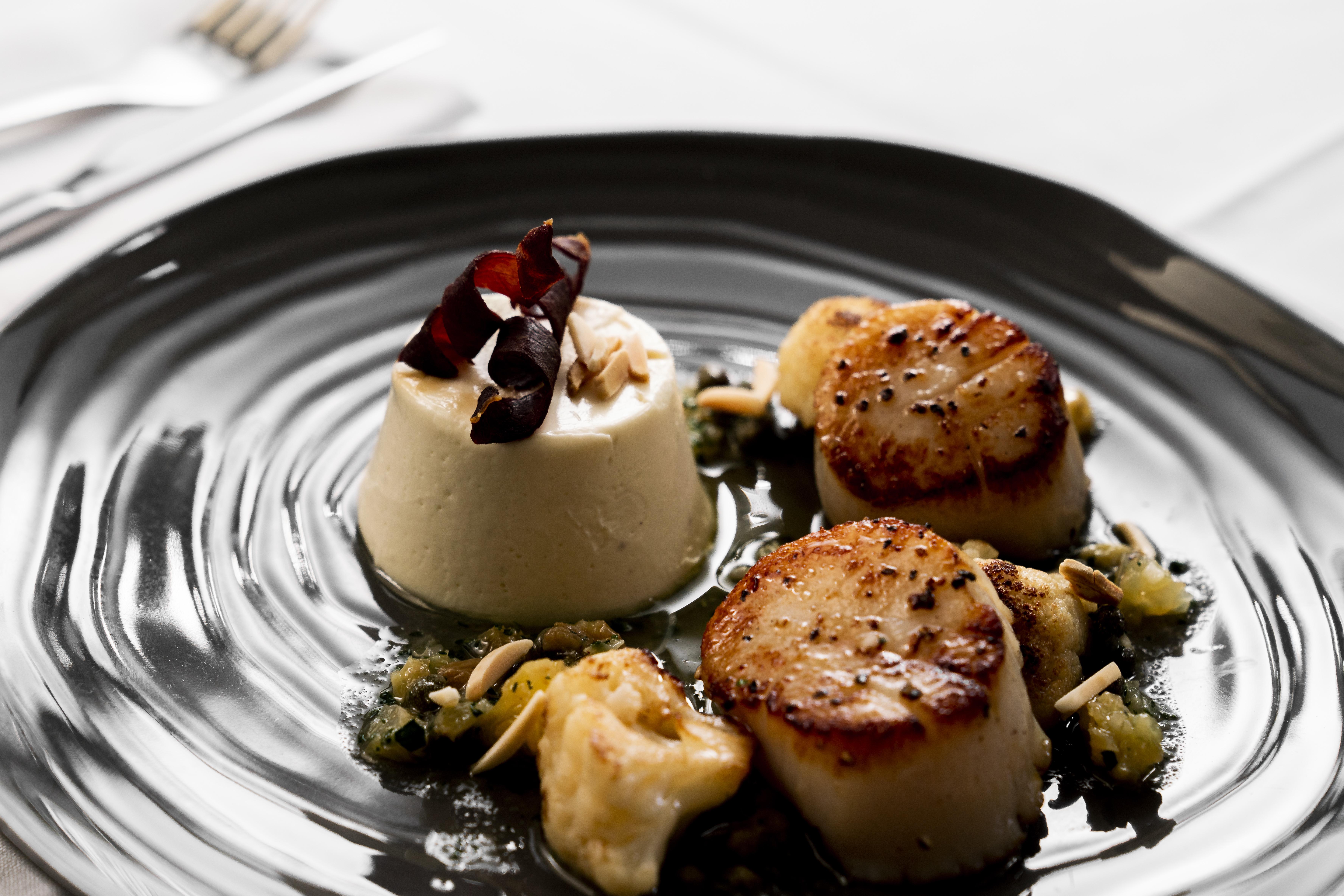 The Point Brisbane Hotel Экстерьер фото Scallops with a white chocolate sauce