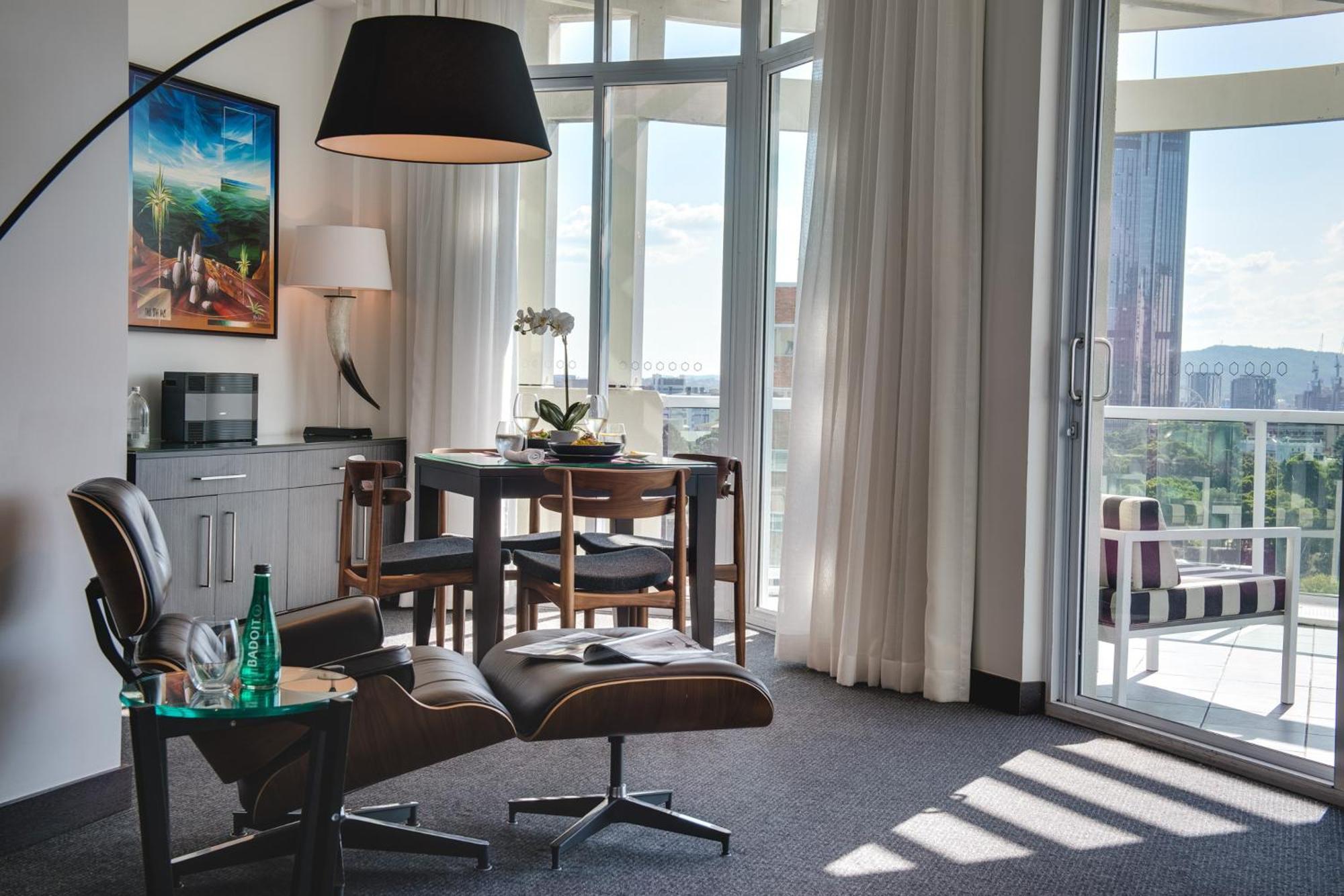 The Point Brisbane Hotel Экстерьер фото A living room at The Standard East Village