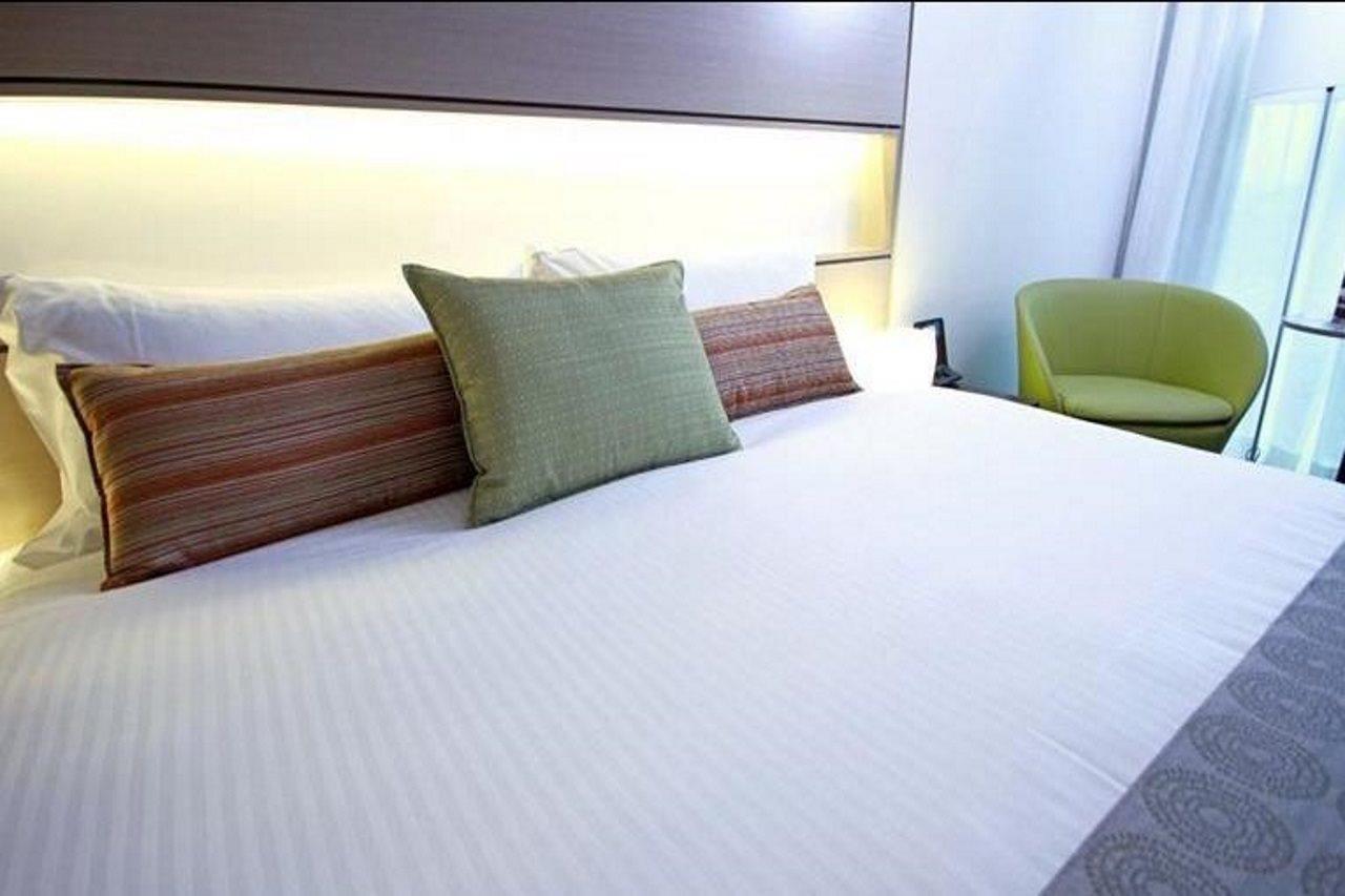 The Point Brisbane Hotel Экстерьер фото A bed with pillows