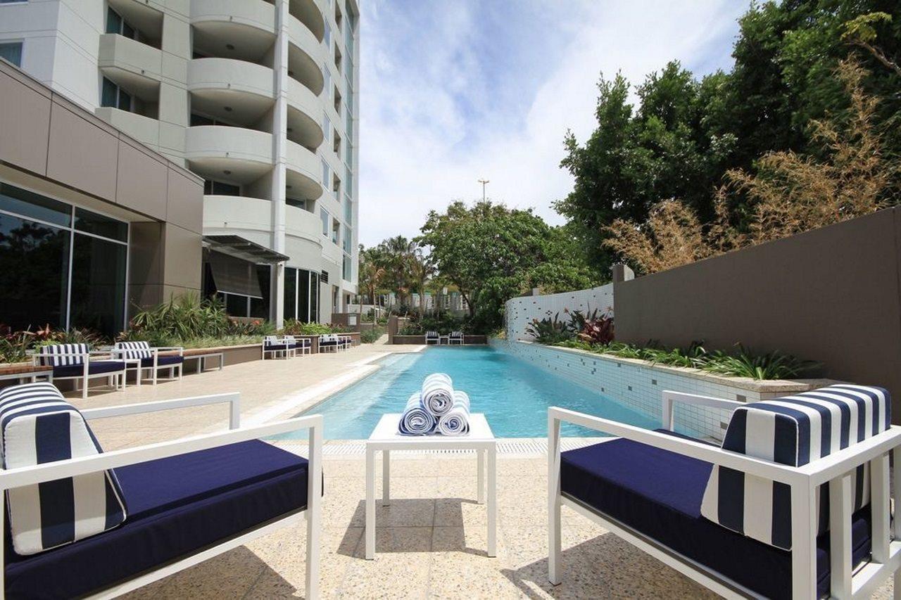 The Point Brisbane Hotel Экстерьер фото The pool at the hotel